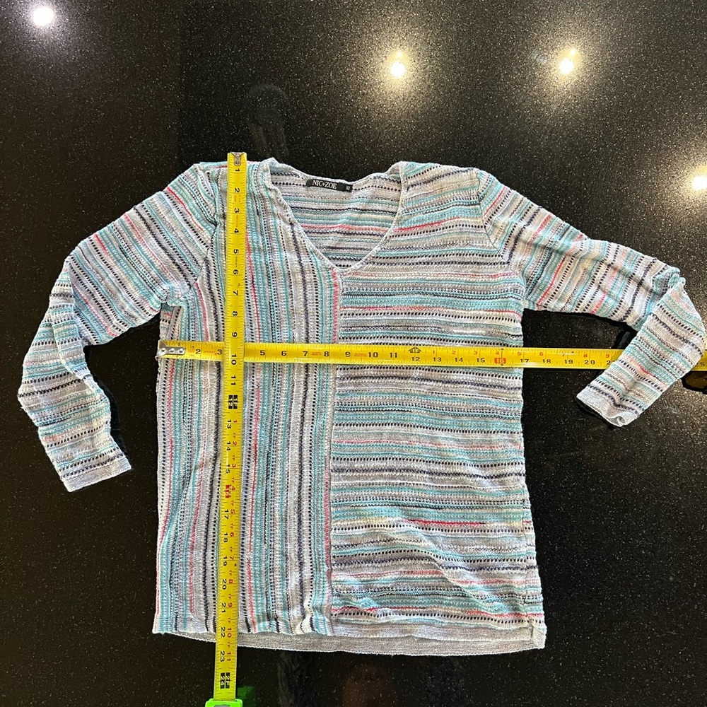 Nic+Zoe v neck, light weight sweater XS